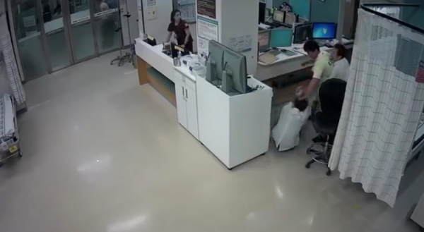 전주 익산 병원 응급실 진료의사 폭행 당시 CCTV 화면 캡처 (출처=유튜브)