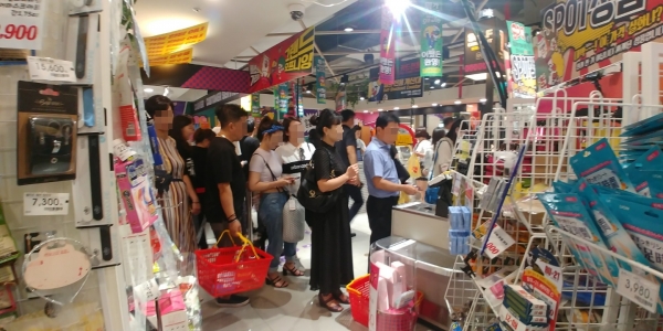 삐에로 쇼핑 무인 계산대 앞에 고객들이 길게 줄을 서 있다.(사진=소비자경제)