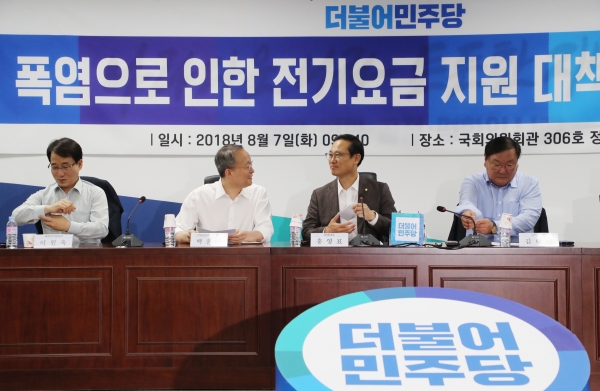 백운규 산업통상자원부 장관(왼쪽 두번째부터)과 더불어민주당 홍영표 원내대표가 지난 7일 오전 국회 의원회관에서 열린 폭염으로 인한 전기요금 지원 대책 당정협의회에 앞서 대화하고 있다. (사진=연합뉴스)