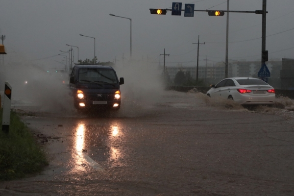 물바다가 된 도로 (사진=연합뉴스)