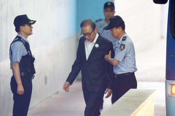 110억 원대 뇌물수수와 350억 원대 다스 횡령 등 혐의로 구속기소 된 이명박 전 대통령이 지난달 28일 서초구 서울중앙지법에서 열린 속행 공판에 출석하기 위해 호송차에서 내려 법정으로 향하고 있다. (사진=연합뉴스)