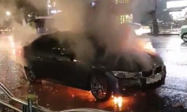 30일 새벽 서울 노원구 마들역 인근서 발생한 BMW 320i 차량 화재 모습. (사진=독자 제공=연합뉴스)<br>
