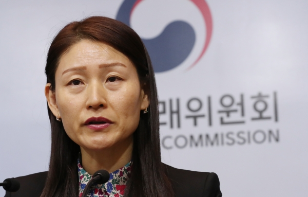 21일 정부세종청사 공정거래위원회에서 배현정 약관심사과장이 해외호텔 예약사이트 사업자인 '아고라'와 '부킹닷컴'의 환불불가 조항에 대해 시정명령을 내렸다고 밝히고 있다. (사진=연합뉴스)