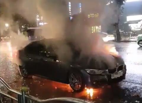 30일 새벽 서울 노원구 마들역 인근서 발생한 BMW 320i 차량 화재 모습. (사진=독자 제공=연합뉴스)