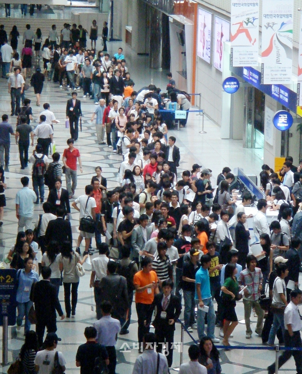 응답자 절반 이상이 내년 일자리가 줄어들 것이라고 답했다. 최근 서울 삼성동 코엑스에서 열린 취업박람회에 청년 구직자들이 몰렸다.