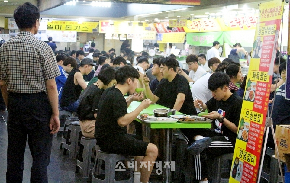 고시와 공무원시험 준비생들이 많은 노량진. 1인분으로 2인이 먹을 수 있는 한 식당의  2017년 8월 모습.