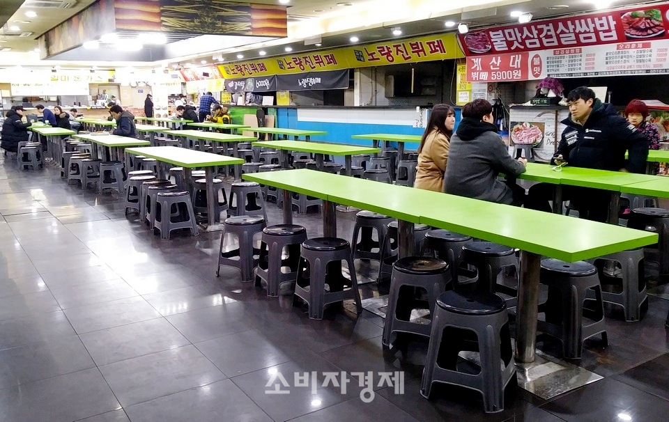 노량진 같은 식당의 지난해 12월 31일 점심시간 모습. 폐업한 곳도 있고, 식사하는 고객도 드물다.