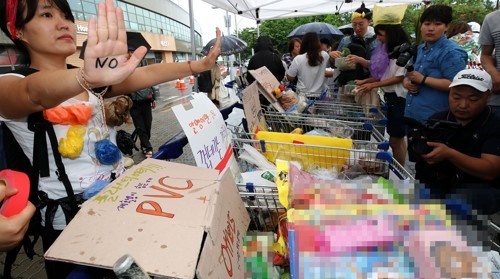 서울시내 한 대형마트에서 환경관련 시민단체 회원 및 시민들이 불필요한 포장재에 반대하는 '플라스틱 어택' 퍼포먼스를 하고 있다. (사진=연합뉴스)