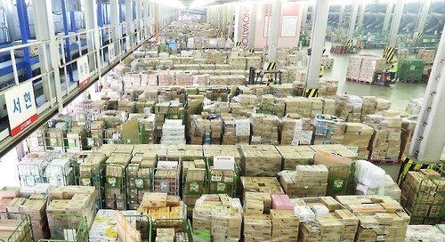 배송 물품 쌓여있는 롯데마트 오산물류센터 (사진= 연합뉴스 자료사진)