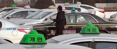 카카오의 카풀 서비스 도입을 둘러싸고 택시업계가 강력 반발하는 가운데 서울시가 택시요금을 5년 만에 인상하기로 최종 결정했다.        (사진=연합뉴스)