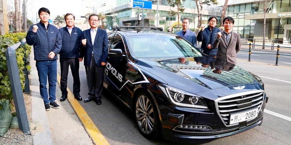 정몽원(왼쪽에서 세번째) 한라그룹 회장이 자율주행 ‘수준4’ 시험운행에 성공 후개발 개발자들과 기념사진을 찍고 있다. 만도 제공