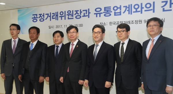 2017년 김상조 공정거래위원장, 유통업계 대표들과 간담회 (사진=연합뉴스)