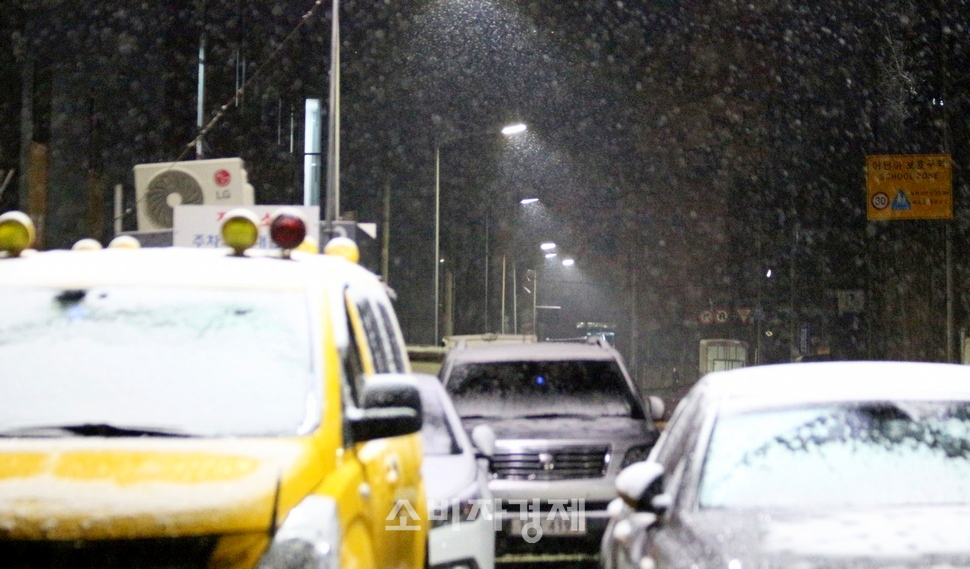 19일 전국에 눈 또는 비가 내리고, 오후 늦게 그칠 전망이다. 새벽 5시경 경기도 성남 구도심에 눈이 내리고 있다.