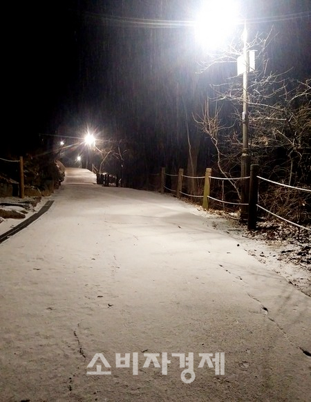이날 눈과 비는 새벽부터 시작됐다. 새ㅈ벽 3시경 남한산성 등산로에 눈이 쌓였다.
