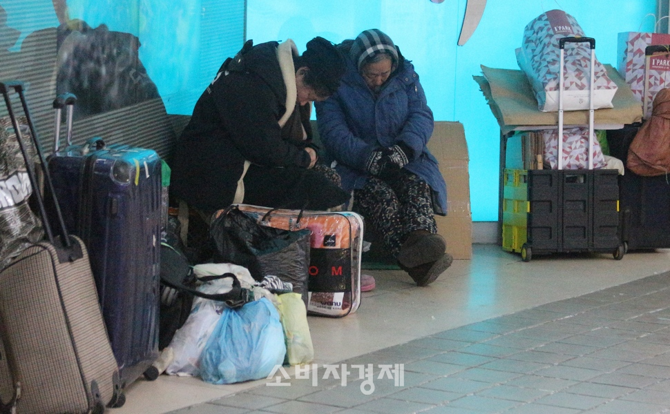 현 상황이 지속될 경우 제2의 외환위기가 올 수도 있다고 업계는 경고했다. 1997년 외환위기 직후 노숙자로 가득한 서울 을지로 지하상가 모습. 이곳에서는 아직도 노숙인을 흔히 볼 수 있다.