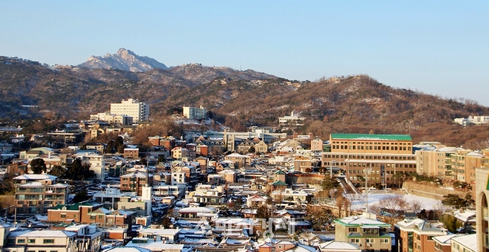정부가 주택임대차 소득에 대한 과세를 추진하고 있었지만, 찬성과 반대가 갈리고 있다. 서울 부암동 일대.