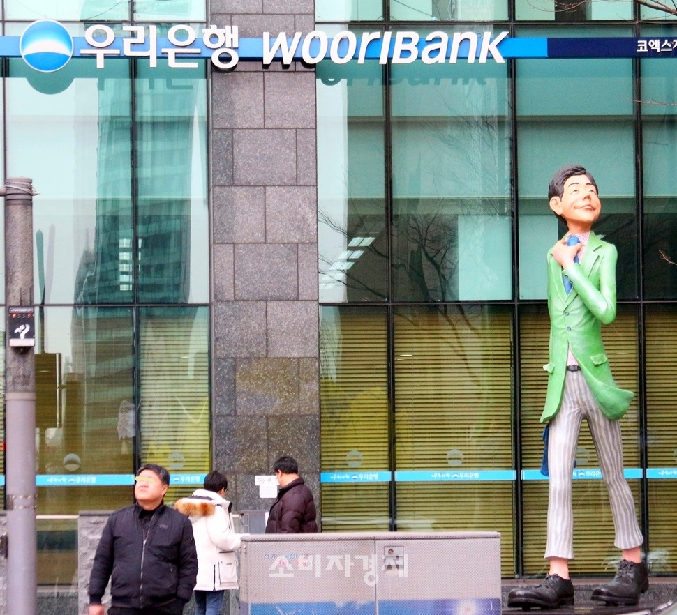 우리금융의 출발을 알리는 듯한 자신만만한 은행원의 출근 동상이 서울 삼성동 코엑스지점 앞에 설치됐다.