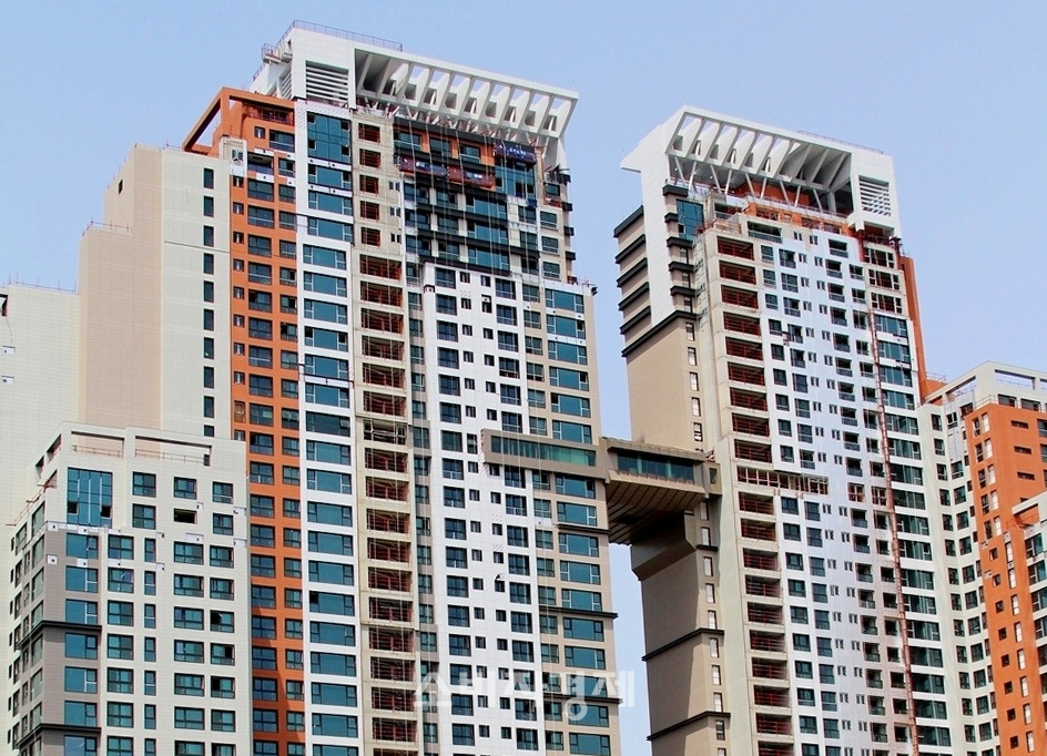 향후 3개월 간 서울 지역의 아파트 분양물량이 급감하면서, 정부의 부동산 규제 직격탄을 맞은 것으로 나타났다.  최근 집들이를 한 서울 중구의 한 아파트.