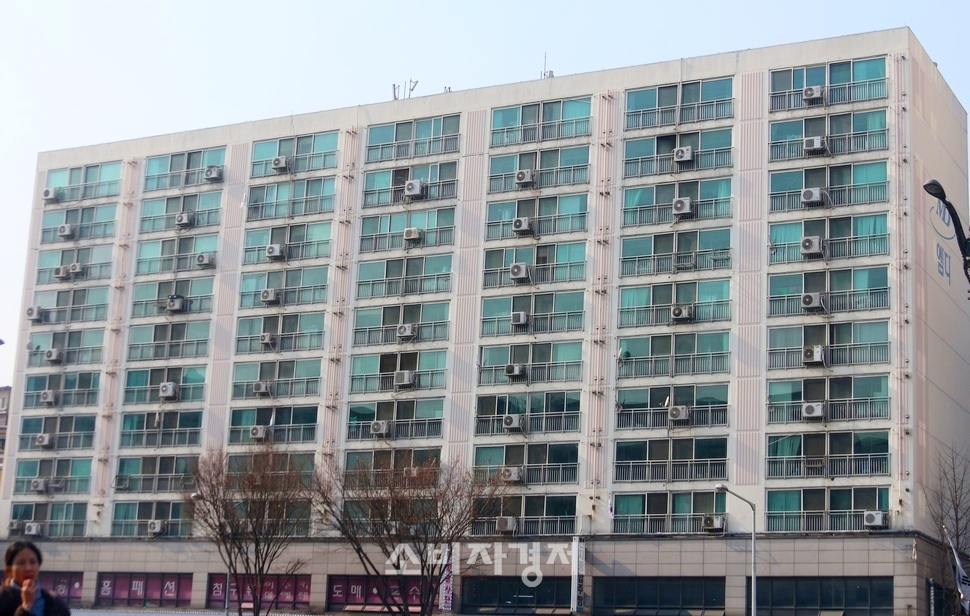 성남시 수정구 한 단독 아파트, 63가구 가운데 3가구만 베란다에 태극기를 달았다.