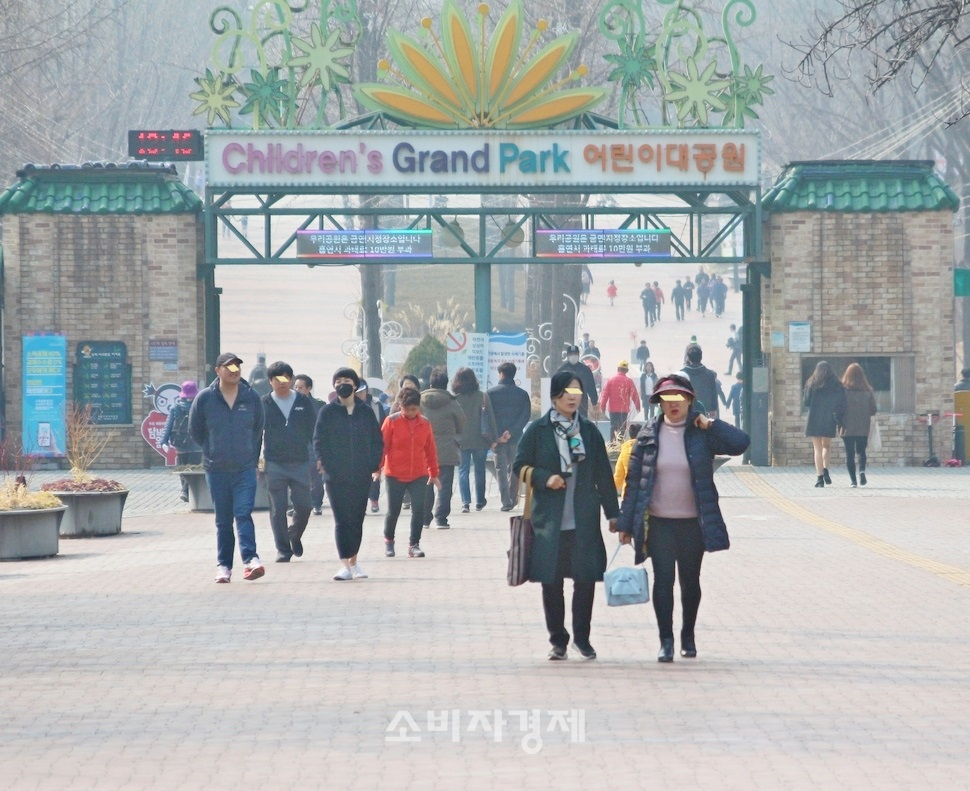 이날 서울의 최고  기온이 13도로 다소 찬기운이 돌았지만, 오전부터 어린이 대공원을 찾는 상춘객의 발길이 이어졌다.