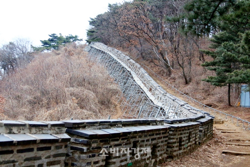 인조는 남한산성 수어장대  아래 서문을 통해 나가서 청에 항복했다. 성곽은 현재  보수 중이다.