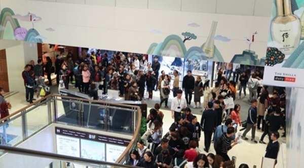 한한령 이후 최대규모인 중국인 단체 유커로 800여명이 한국을 찾은 중국 '한아화장품' 임직원 단체 관광객들이 지난해 신라면세점을 방문하고 있다. (사진=연합뉴스)