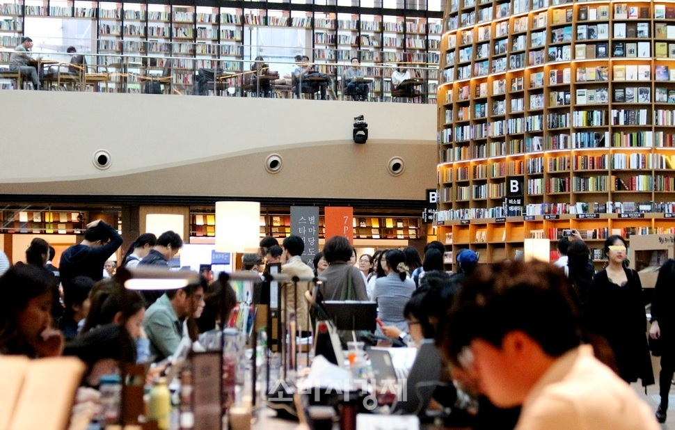 2년 전 개관한 이후 코엑스 명소가 된 별마당 도서관.