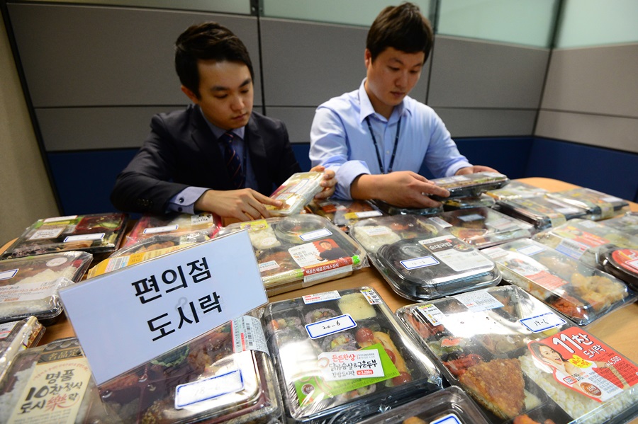 한국소비자원 소비자안전국 식의약안전팀 직원들이 시중에 판매되는 편의점 도시락을 점검중인 모습. 사진=뉴스1