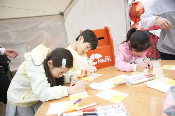 네파키즈는 어린이날 행사를 하고 있다.(사진제공=네파키즈)