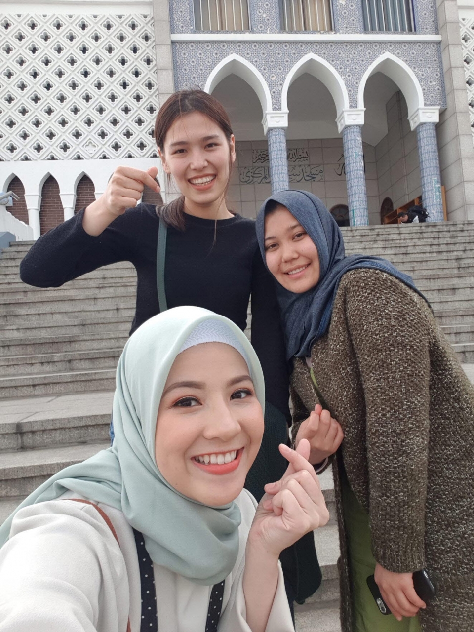 서울 이태원 이슬람사원을 방문한 나타샤(아래). 사진=한국관광공사 제공