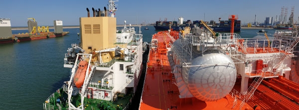 삼성중공업이 첫 건조한 LNG 연료추진 유조선(사진 오른쪽)이 네덜란드 로테르담항에서 LNG 벙커링 선박(사진 왼쪽)으로부터 LNG를 공급 받고 있는 모습   사진제공=삼성중공업.