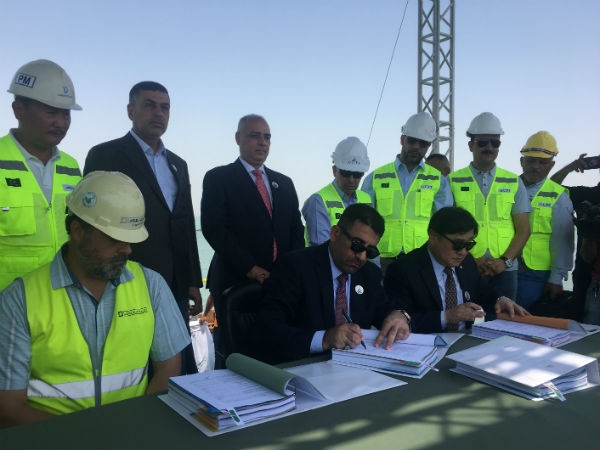 이라크 교통부 알 말리키 장관(왼쪽)과 대우건설 박찬용 상무(오른쪽)가 4월 30일 이라크 알 포(Al Faw) 서방파제현장 준공식에서 컨테이너터미널 공사 계약서에 사인하고 있다   사진제공=대우건설.