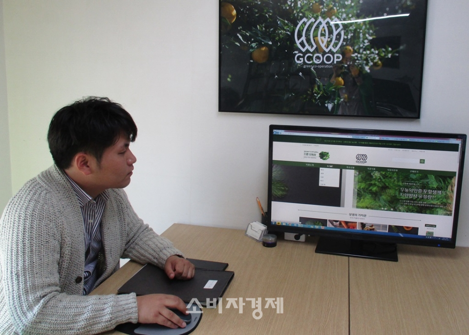 녹색협동 '지쿱(GCOOP)' 양심농부 안영 씨가 사업모델을 설명하는 모습.