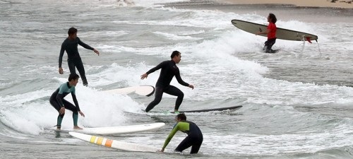 부산 송정해수욕장에서 서핑동호인들이 서핑을 즐기는 모습. 사진=연합뉴스