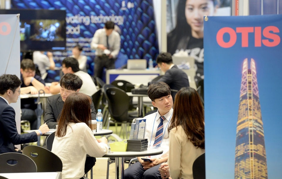 지난해 6월 서울 코엑스에서 열린 국내 최대의 외국인투자기업 채용행사인 외국인투자기업 채용박람회 모습. 사진=KOTRA 제공