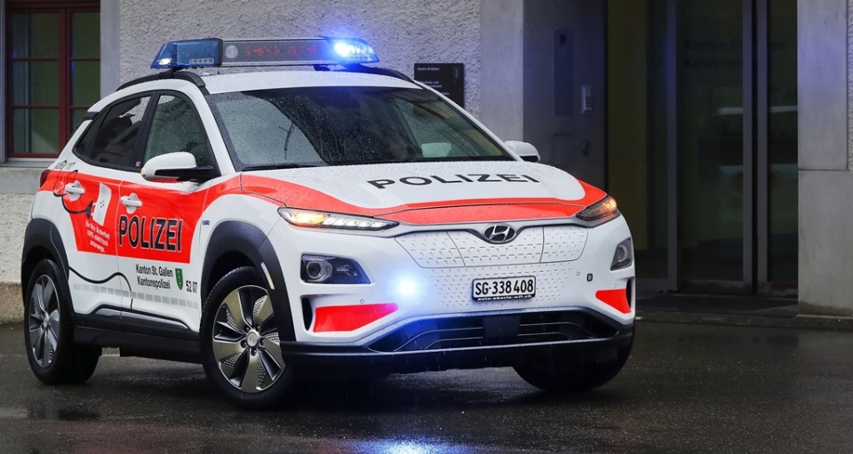 스위스 생 갈렌 주 경찰청사 앞에 코나 일렉트릭 경찰차가 주차돼 있다. (사진=현대자동차 제공)
