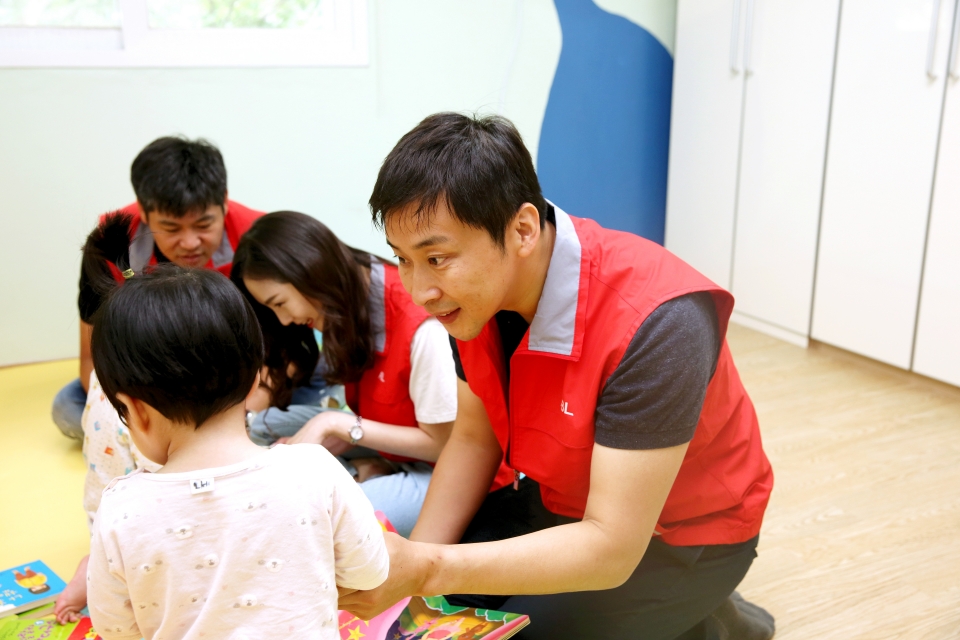 ABL생명 왕루이 CIO가 20일 서울시 강서구에 위치한 지온보육원에서 아동 돌보기 봉사활동을 실시하고 있다.(사진=ABL생명)