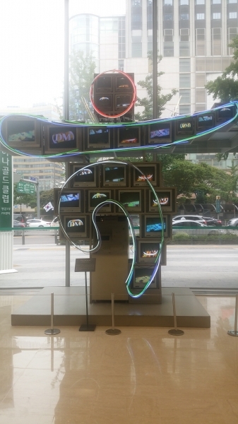 서울 을지로 하나은행 본점 1층 로비에 전시된 백남준의 작품 '하나로보트'다.(사진=소비자경제)