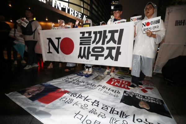 일본 정부가 한국을 백색국가에서 제외하려는 움직임을 보이고 있다. 사진은 '일본대사관 앞 시민 촛불 발언대' 참가자들의 모습 (사진=연합뉴스)
