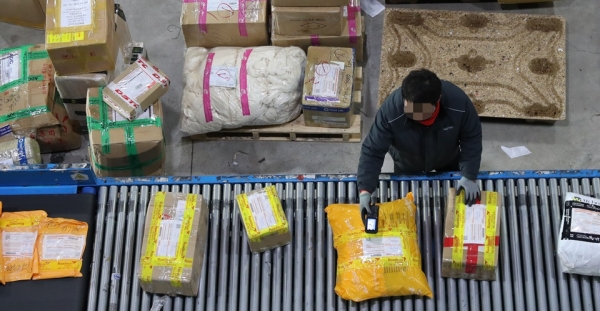 지난해 12월4일 오전 인천시 중구 인천본부세관 특송물류센터에서 관계자들이 중국 광군절(11.11)과 미국 블랙프라이데이(11.24)때 국내 구매자들이 구입한 물품 통관작업을 하고 있다.(사진=연합뉴스)