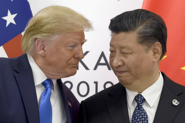 도널드 트럼프(왼쪽) 미국 대통령과 시진핑 중국 국가주석이 지난 6월 말 G20(주요 20개국) 정상회의가 열린 일본 오사카에서 양자 정상회담에 앞서 얼굴을 마주하고 있다.(사진=연합뉴스 제공)