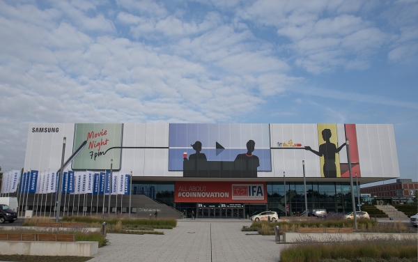 오는 6일부터 독일 베를린 '메세 베를린'에서 열리는 유럽 최대 가전전시회 'IFA 2019'가 열린다. 삼성전자는 단독 전시장이 마련된 '시티큐브 베를린' 건물 외관에 소비자 라이프스타일에 따른 홈 IoT 솔루션 표현한 대형 옥외 광고를 설치했다. 예술도시 베를린의 느낌과 매우 잘 어울린다 (사진=삼성전자 제공)