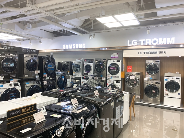 서울의 한 가전제품 매장에서 판매되고 있는 #LG전자 건조기와 삼성전자 건조기들.(사진=소비자경제)