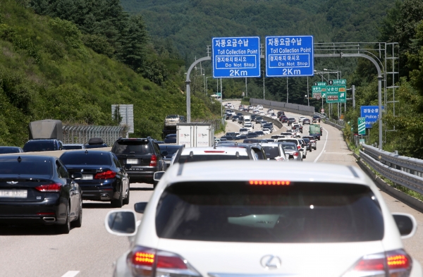 T맵 빅데이터 분석 결과 경부선 고속도로는 13일 오전 11시, 호남선 고속도로는 11일 오후 4시에 가장 붐빌 것으로 나타났다. 사진은 지난 8월 2일 휴가철을 맞아  나들이 차량으로 붐비는 서울양양고속도로 모습 (사진=연합뉴스)