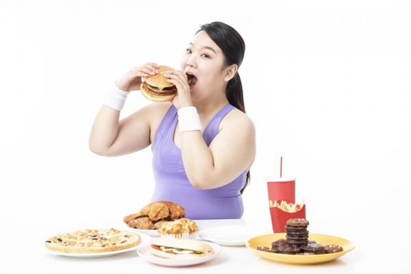 잘못된 식습관으로 인한 비만이 구강질환을 유발한다.(사진=유디 제공)
