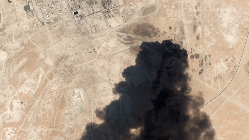 사우디아라비아 석유 시설이 피격돼 연기가 뿜어져 나오는 모습이 16일 위성에서도 선명하게 보인다. (사진=미국 인공위성 이미지업체 플래닛랩스 제공/AFP=연합뉴스)