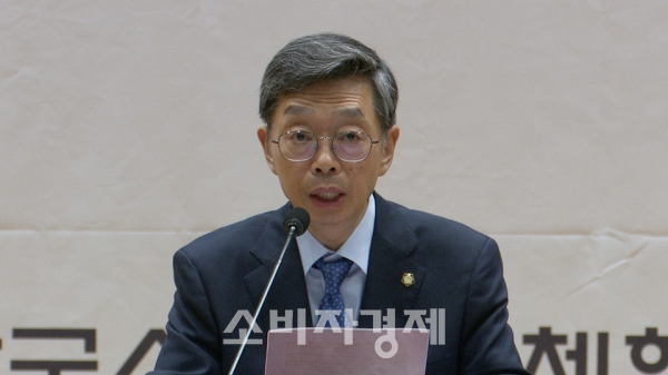 김현 법무법인 세창 대표는 지난 8월 소비자운동가 대회에서 징벌적손해배상제도를 촉구했다.(사진=소비자경제 제공)