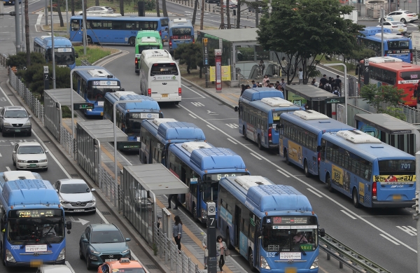 버스 관련 지자체 재정 지원 기준을 강화해야 한다는 지적이 제기됐다. 사진은 서울역 환승센터에 버스들이 줄지어 서 있는 모습. 사진 속 버스 회사 등은 기사 속 특정 내용과 관계 없음 (사진=연합뉴스)