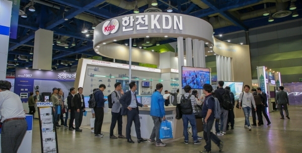 '2019 코리아 스마트그리드엑스포'에 참여한 한전KDN 부스 모습