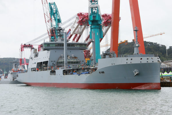 현대중공업이 뉴질랜드 해군으로부터 수주해 건조 25일 명명된 군수지원함. (사진제공=현대중공업)